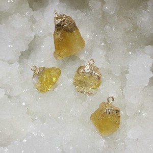天然原矿石黄水晶水滴型不规则吊坠 DIY饰品配件项链大小坠子新品
