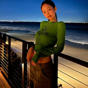 柜面品质韩国金智妮jennie同款绿色字母印花长袖t恤打底衫内搭女