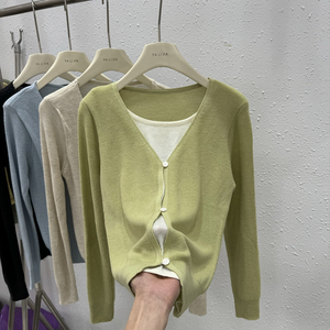 绿色V领假两件羊毛针织衫女2024春装新款设计感内搭毛衣短款上衣
