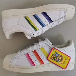 阿迪达斯三叶草男女鞋love unites彩虹条纹贝壳头休闲板鞋 gw2415