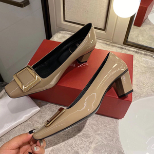 rv红色高跟鞋