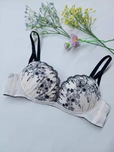 日单 美匠 无钢圈 蝴蝶贴面 蔷薇刺绣 无钢圈 聚拢 舒适文胸