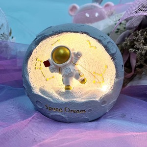 创意可爱情侣太空人宇航员小夜灯摆件卧室桌面装饰睡眠灯生日礼物