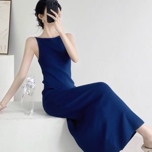 夏季新款克莱因蓝色高级感法式打底吊带连衣裙女冰丝针织过膝长裙
