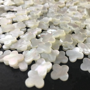 四叶草镶嵌白贝母项链