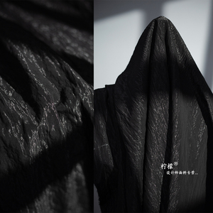 暗黑色肌理光泽锦棉布料加厚褶皱抗皱风衣外套时装服装设计师面料