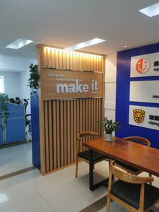 背景公司隔断办公室入户玄关形象墙logo木质格栅屏风活动设计现代