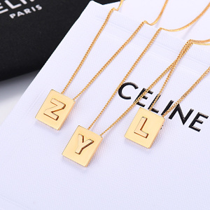 celine/赛琳26字母项链lisa同款方块镀金可刻字冷淡风锁骨 aertai