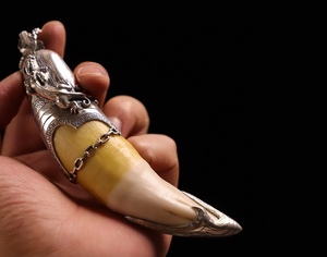 文玩仿真老虎牙骨粉树脂牙狮子牙挂件 大兽牙手把件男士吊坠狼牙