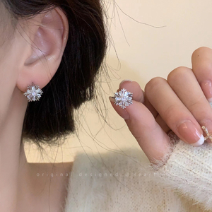 小巧雪花锆石圆圈耳扣女2024年新款特别设计感耳环时尚精致耳饰品