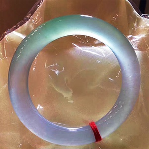 春带彩翡翠圆条手镯