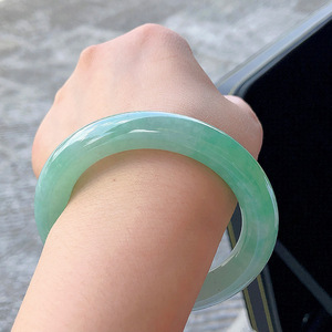 兄弟翡翠【7月新品】天然翡翠木那冰阳绿花水足圆条手镯542圈口52