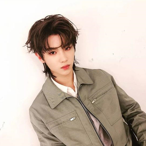 短发直发发型中分