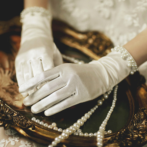 法式新娘夏季优雅白色婚纱手套缎面结婚礼服短款绸缎手工珍珠秋冬
