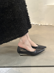 低跟复古黑色尖头浅口单鞋女2024年新款春季坡跟气质设计感小皮鞋