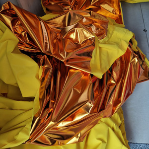 氨纶金色银红色亮面布料四面弹力烫金布婚庆装饰舞台演出服装面料