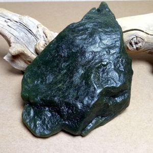 和田碧玉山流水料菠菜绿摆件老熟油润天然新疆戈壁料原石