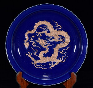 霁蓝釉龙纹盘
