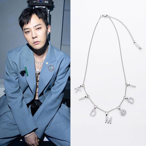 权志龙同款字母笑脸项链男女潮流百搭网红小众简约钛钢吊坠配饰品