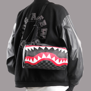 新款男士圆筒斜挎包时尚格子小包鲨鱼头单肩包街头潮流男士挎包