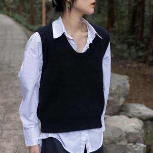 王五粒叠穿针织马甲女秋款复古毛线背心可外搭方领黑色坎肩小个子