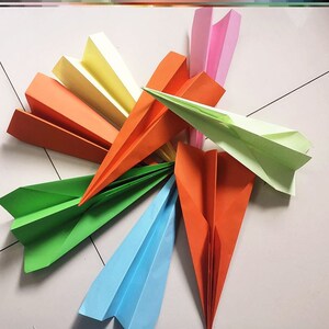 折好的结婚纸飞机折纸婚礼道具彩色手工手抛纸飞机气氛婚庆七彩