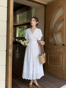 法式复古荷叶边蕾丝连衣裙女24夏季新气质修身v领白色长裙仙女裙