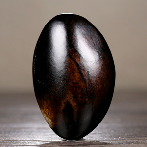 和田玉籽料黑油皮