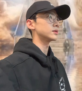 抖音同款白敬亭笑脸卫衣女2021年秋冬加绒加厚韩版宽松设计感上衣