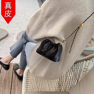 香港代购黑色小包包女2024新款小众斜挎包女高级感链条褶皱云朵包