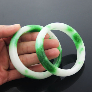 新款石英岩高仿玉手镯批发 翡翠飘绿女士扁款手镯送手镯包装盒