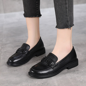 英伦风小皮鞋女2021春秋新款软底休闲女鞋大码真皮平底单鞋41一43