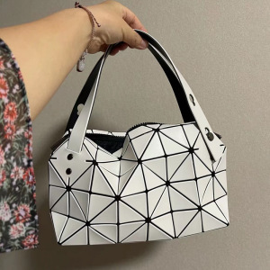日本波士顿饺子包2022新款腋下女包小众设计几何菱格包一生原厂包