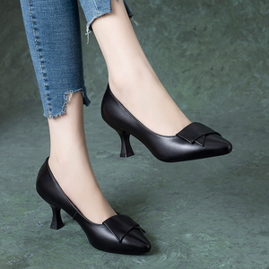 中跟单鞋女真皮细跟2022夏季新款浅口尖头妈妈软皮黑色工作小皮鞋