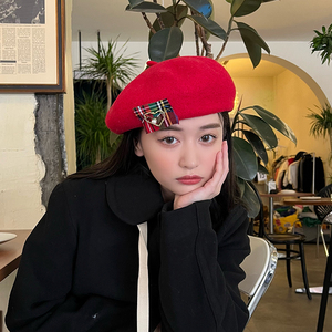 红色贝雷帽女复古
