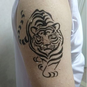 花臂老虎纹身