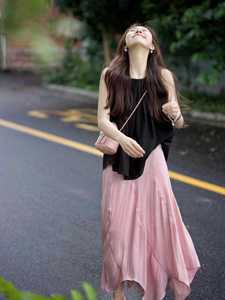 黑色百褶雪纺衫女2024夏季新款圆领无袖上衣搭配粉色鱼尾半身裙