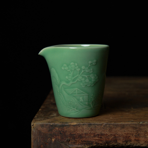 新品名家吴勇龙泉青瓷功夫茶具全手工梅子青刻花山水公道杯不烫手