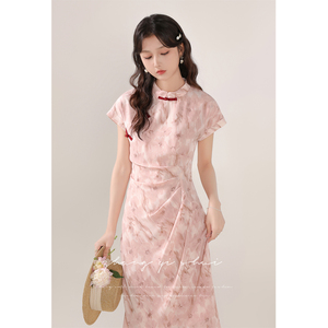 张汽水2024夏季新款粉色新中式改良旗袍连衣裙设计感收腰开叉长裙