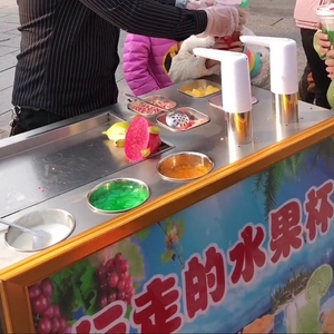 网红摆摊车行走的水果杯奶茶机器火锅杯冒烟冷饮冰淇淋水果捞设备