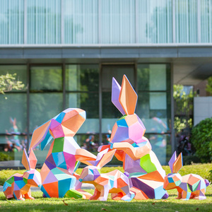 户外园林景观雕塑抽象几何彩绘玻璃钢兔子售楼部商场装饰大型摆件