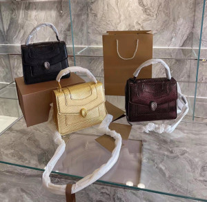 网红小红书新款真皮珐琅蛇头风琴包吸金包单肩手提包小方包金色女