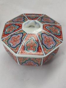 锦松梅弥右卫门盖罐一个,底部带款,如有轻微痕迹属于正常现象