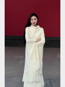 茶系穿搭一整套气质女神范白色流苏披肩连衣裙子两件套秋冬季新款