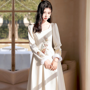 香槟色伴娘服中式2021新款冬季加厚方领姐妹团礼服裙女长袖冬天穿