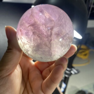 天然水晶双色萤石彩虹球 淡紫色萤石球 原石打磨萤石摆件