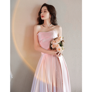 粉色晚礼服裙女宴会气质抹胸连衣裙高端伴娘服缎面质感长款主持人