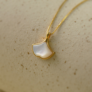 fs珠宝   18k金天然白贝母扇形精致吊坠