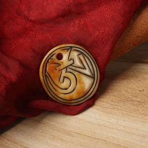 藏传油润灵骨六字真言吊牌挂件藏式特色民族风牦牛骨雕刻吊坠饰品