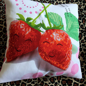 包邮手工十字绣成品抱枕 可爱水果草莓卡通靠枕腰枕车枕已绣好的